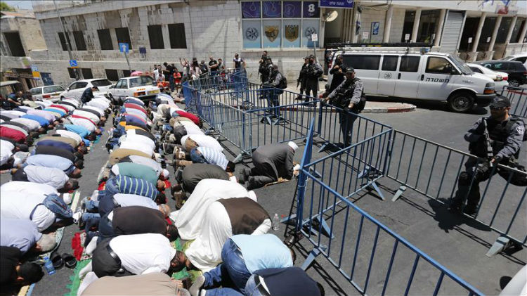Pas mbylljes së Xhamisë Al-Aksa, palestinezët e falën xhumanë në rrugë (VIDEO)
